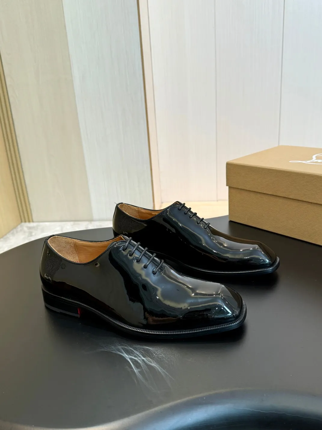 💰960 Christia*.Loubouti* high-end men's business formal leather shoes, original genuine cowhide red sole, imported Italian cowhide outsole, first-layer cowhide, water-dyed cowhide lining, high-end luxury. Size: 39-44 (customized at 38.45.46)✅